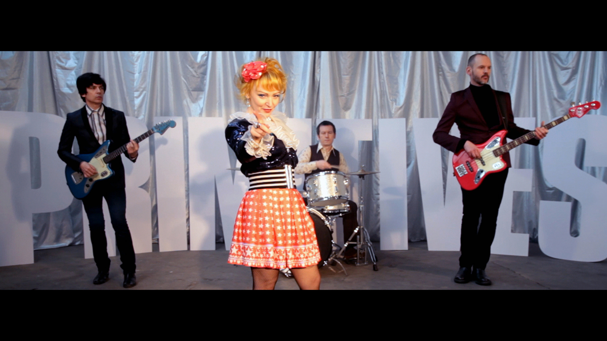 The Primitives [Fotograma videoclip "Turn Off The Moon"]